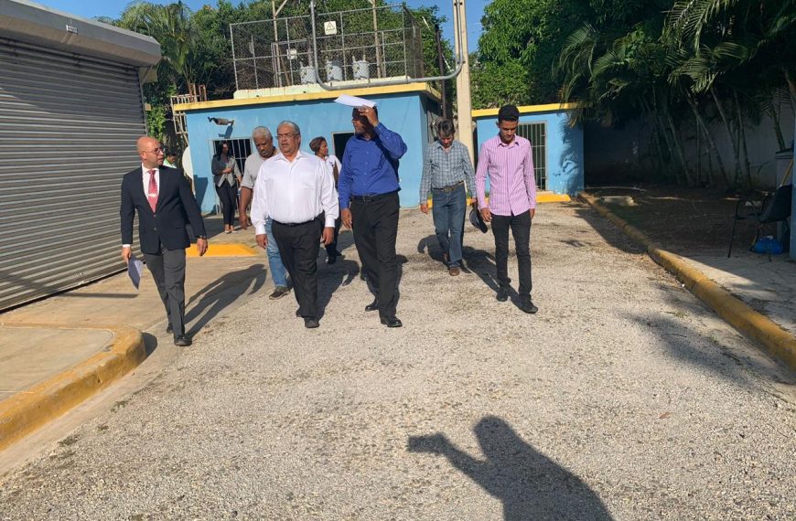Director SNS y embajador Israel visitan hospital de Río San Juan