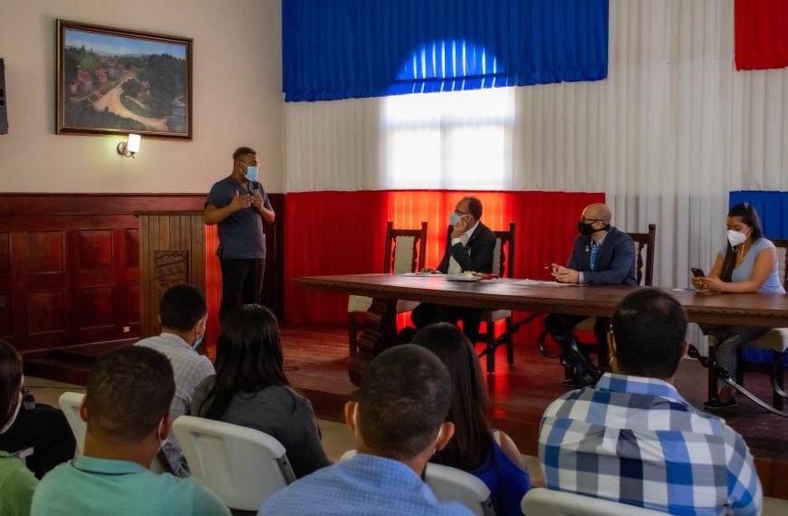 SRSND sostiene conversatorio con médicos pasantes en la provincia Duarte