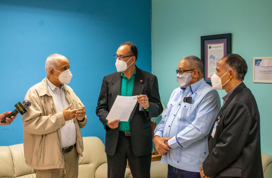Director del SRSN recibe comisión de la Unión Deportiva provincia Duarte