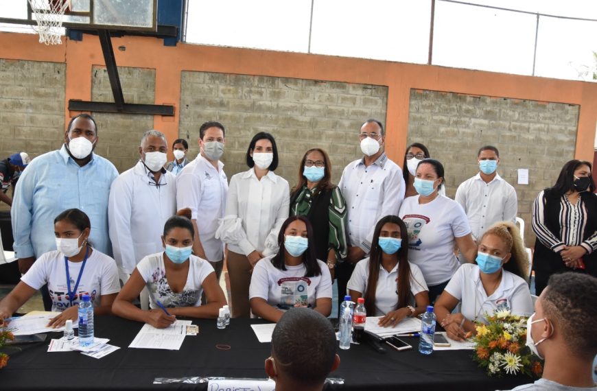 Director del SRSND acompaña Primera Dama Raquel Arbaje en recorrido por centro de vacunación en Pimentel