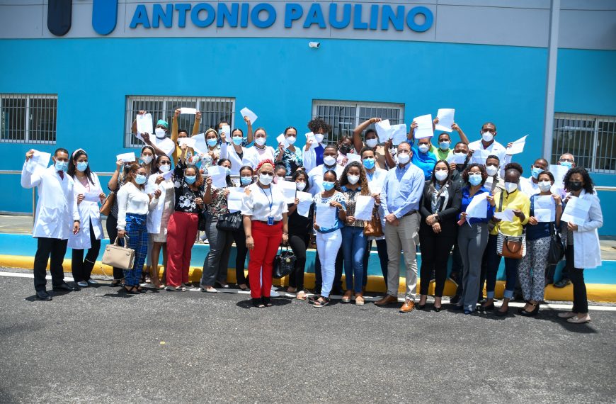 SRSND entrega 41 nombramientos a personal médico en hospital de Las Terrenas