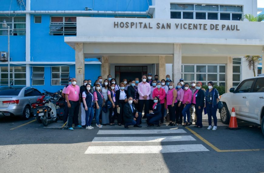 Director del SRSND recorre instalaciones del hospital San Vicente de Paúl junto a personal administrativo