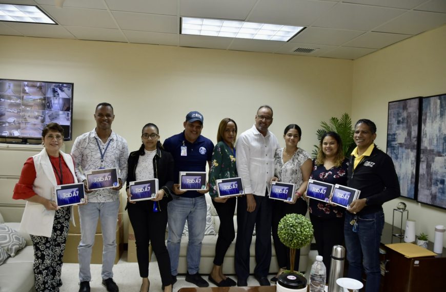 SRSND entrega tablets de última generación para eficientizar servicios de salud en la región Nordeste