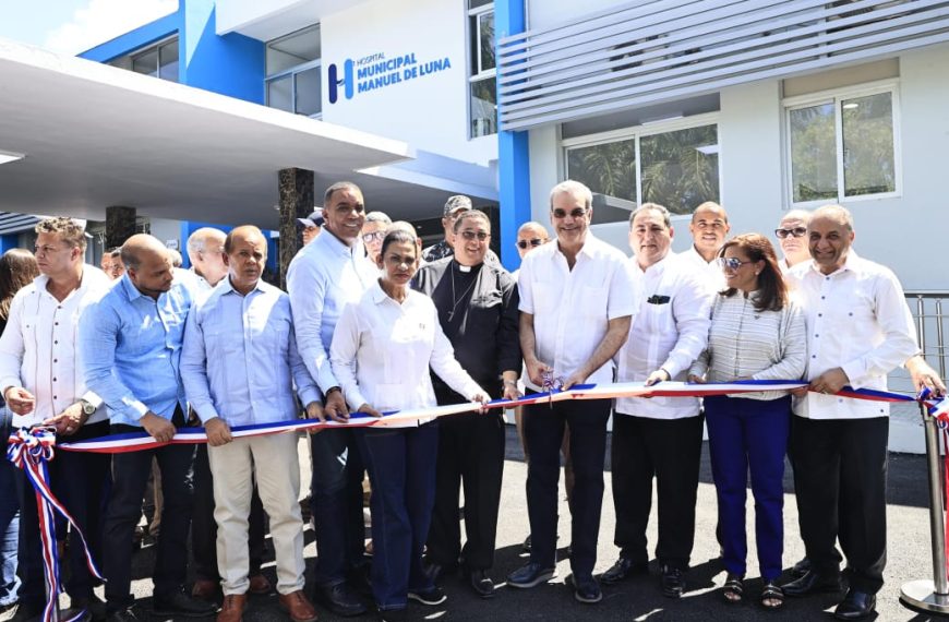 Presidente entrega hospitales en Gaspar Hernández y Río San Juan