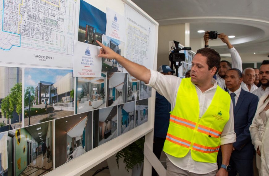 Presidente Luis Abinader supervisa construcción hospital regional San Vicente de Paúl