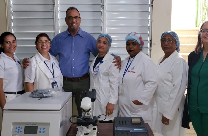 SRSND y la Iglesia Jesucristo de Los Santos entregan equipos de laboratorio al CPN de Vista al Valle