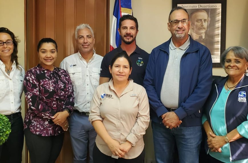 Director del SRSND recibe delegación del Banco Iberoamericano de Desarrollo para fortalecer la salud regional